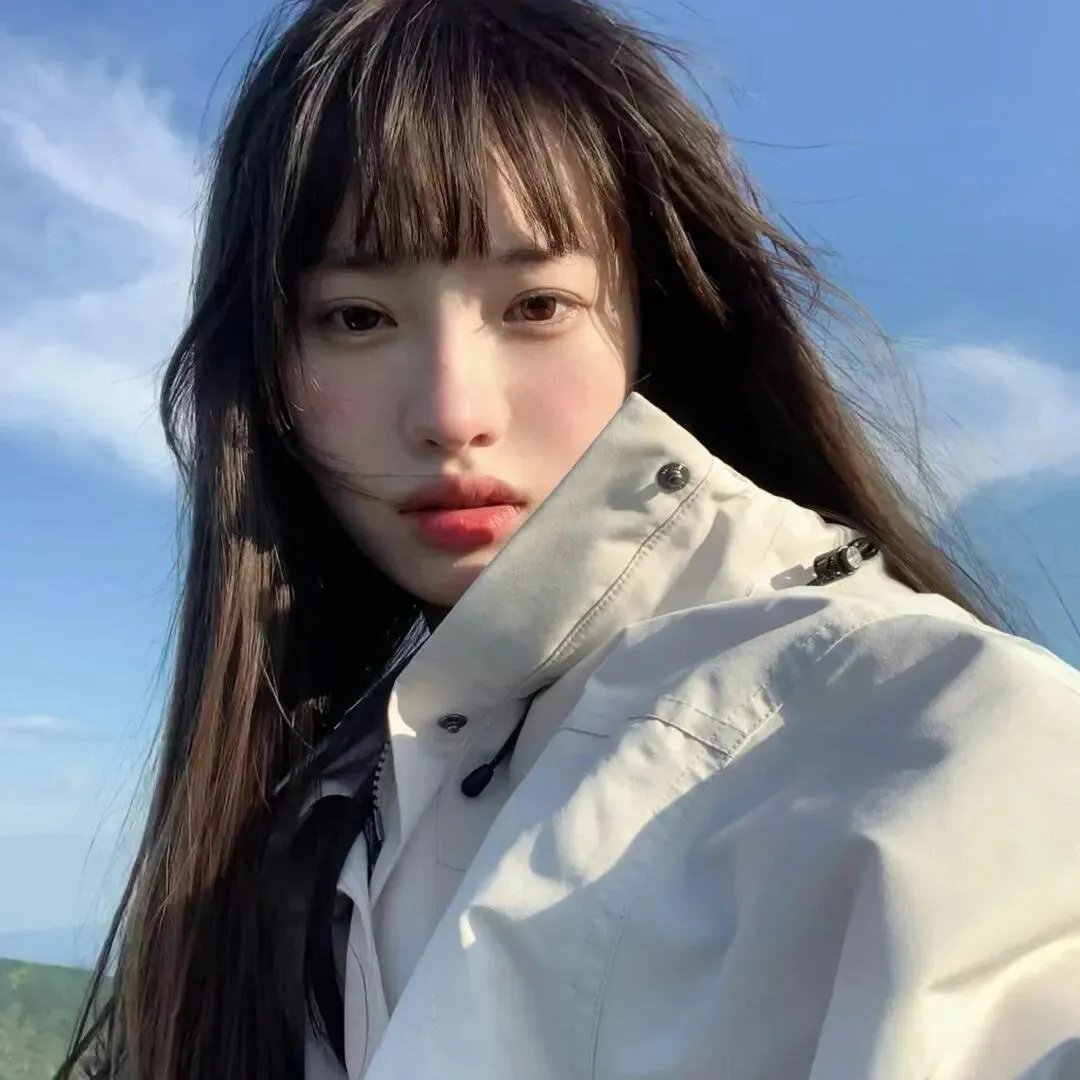 与一位女士合影